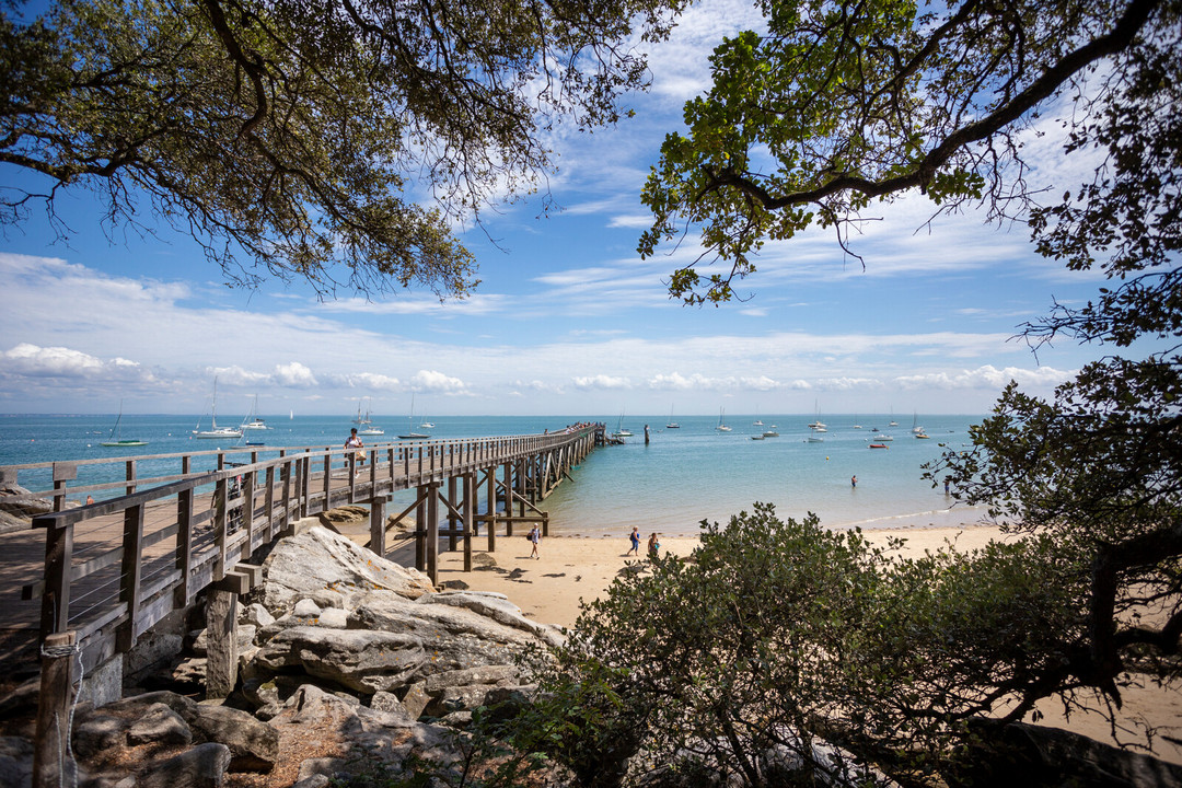Bord de mer de Noirmoutier, grand ponton sur la plage