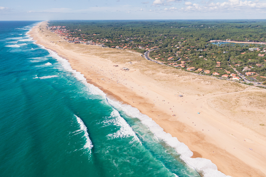 Plage de la Côte Atlantique idéale pour les surfeurs