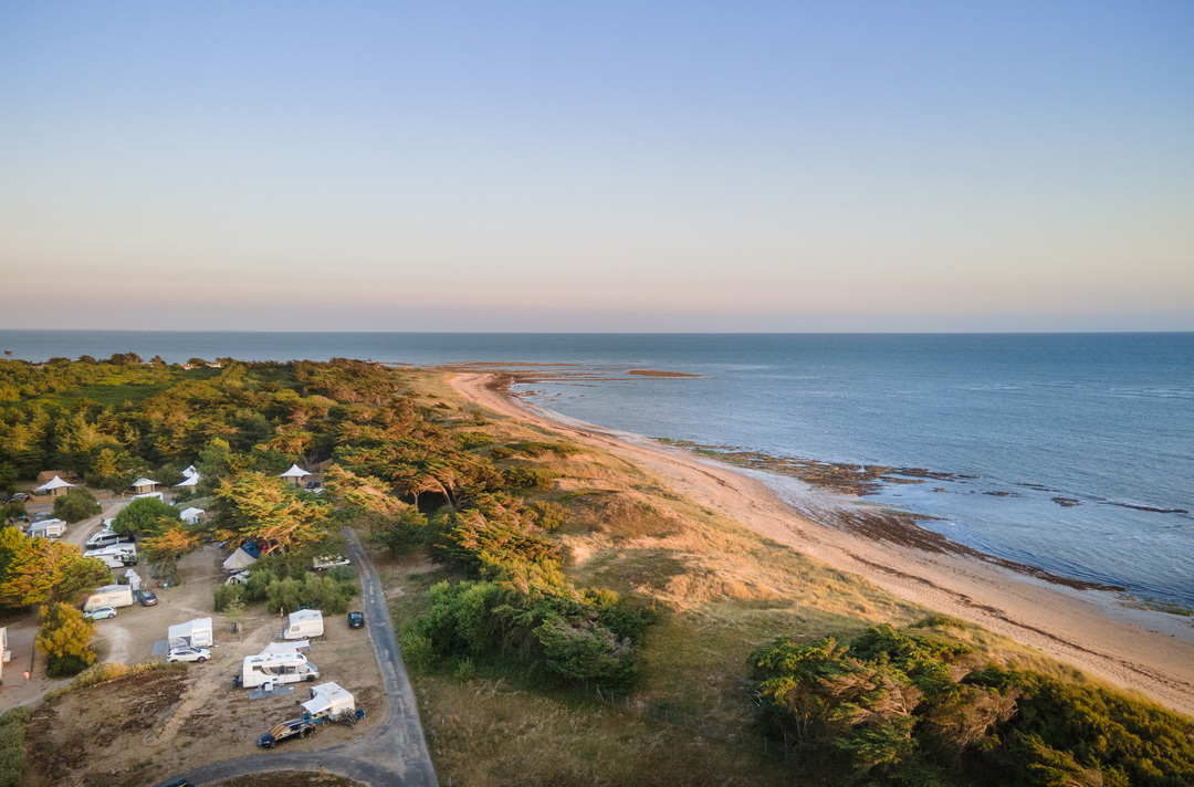 Vue aérienne du camping Huttopia Ars en Ré en bord de mer