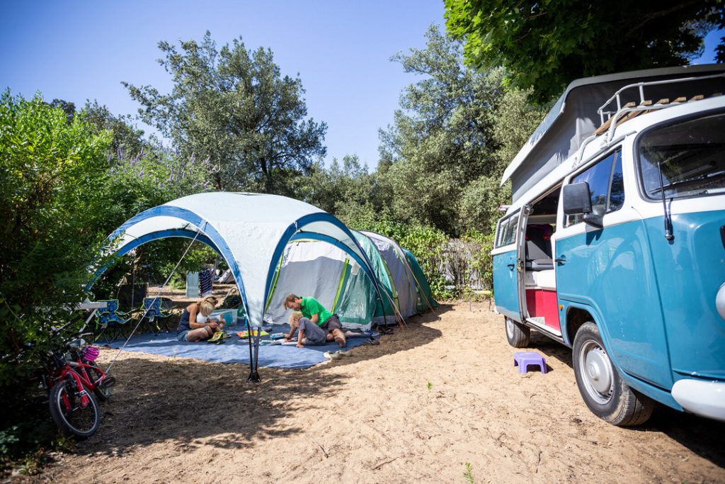 Emplacement de camping pour tente et caravane au Camping Huttopia Noirmoutier