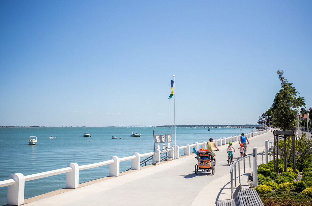 Piste cyclable sur la Côte Atlantique sur l'Ile d'Oléron