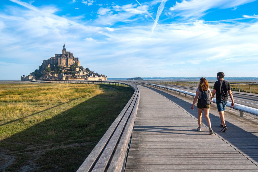 Couple marchant en direction du Mont Saint-Michel en Normandie
