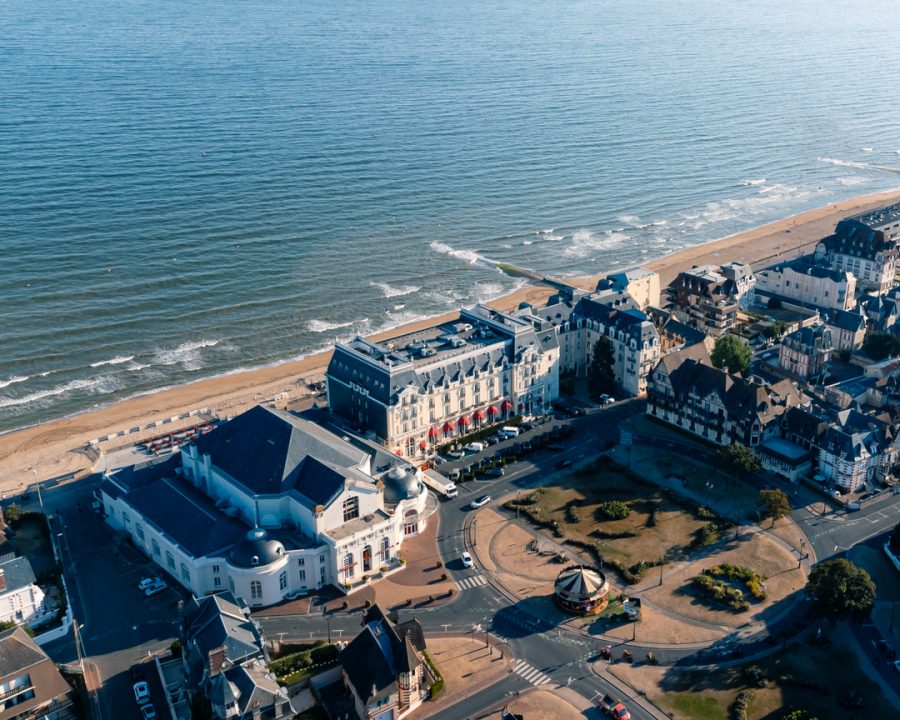 Vue aérienne de la ville de Cabourg en Normandie