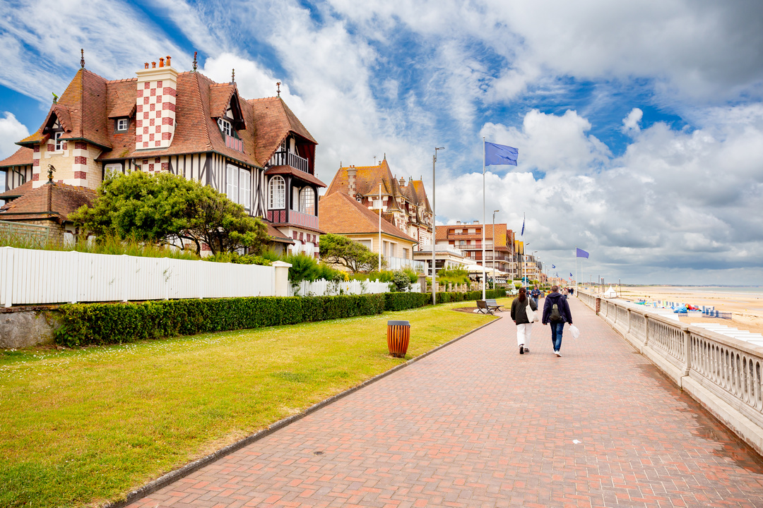 Villas typiques Normandes le long de la promenade en bord de plage à Deauville en Normandie