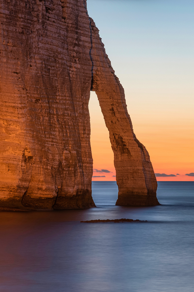 Falaises d'Etretat en Normandie au coucher du soleil