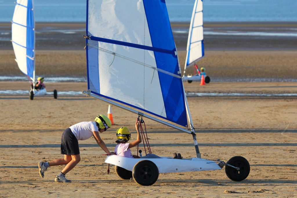 Char à voile sur une plage de Normandie : célèbre activités nautiques à faire dans la région