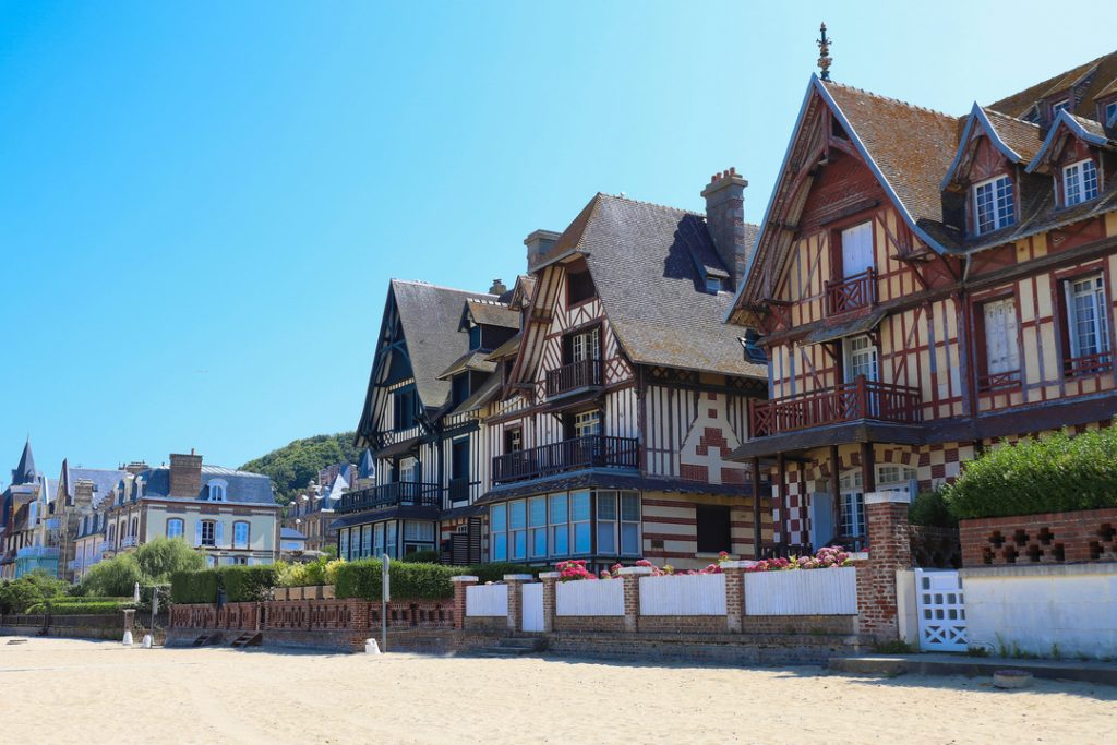 Villas à l'architecture typiques Normandes le long de la plage de Deauville en Normandie
