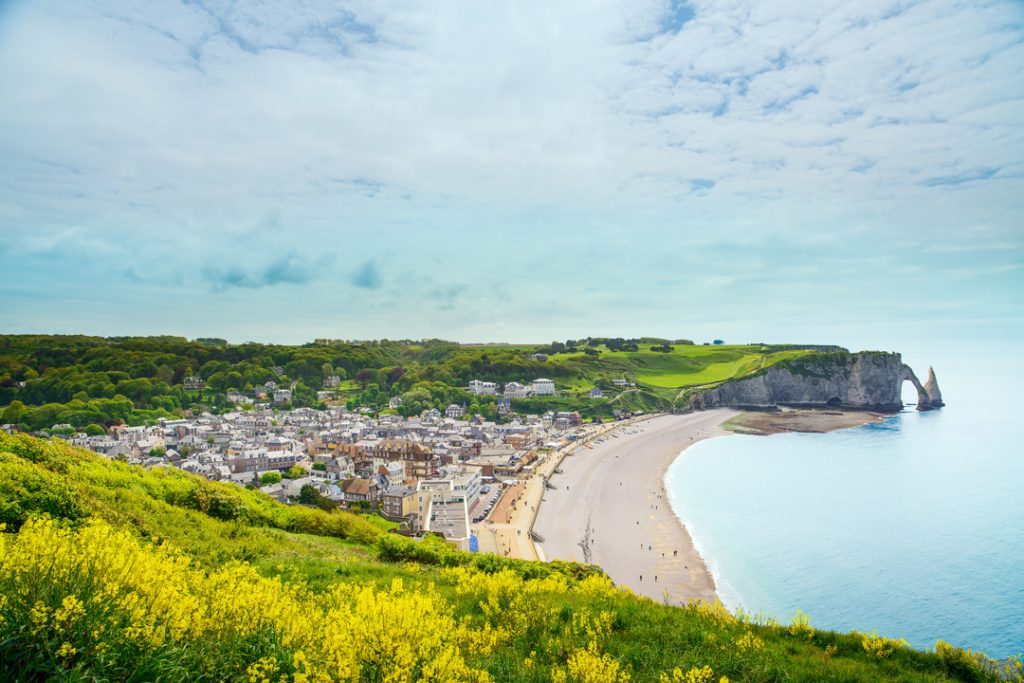 Vue sur la ville d'Etretat en Normandie depuis le haut des falaises de Normandie