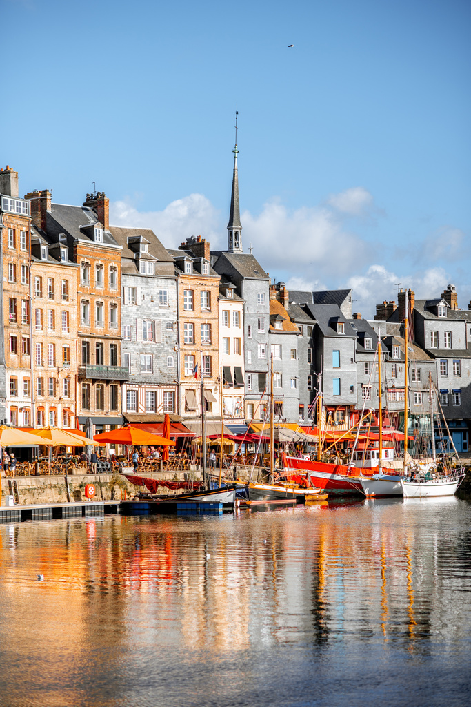Port de Honfleur aussi appelé le Vieux Bassin, terrasses de restaurants et maisons colorées face aux bateaux