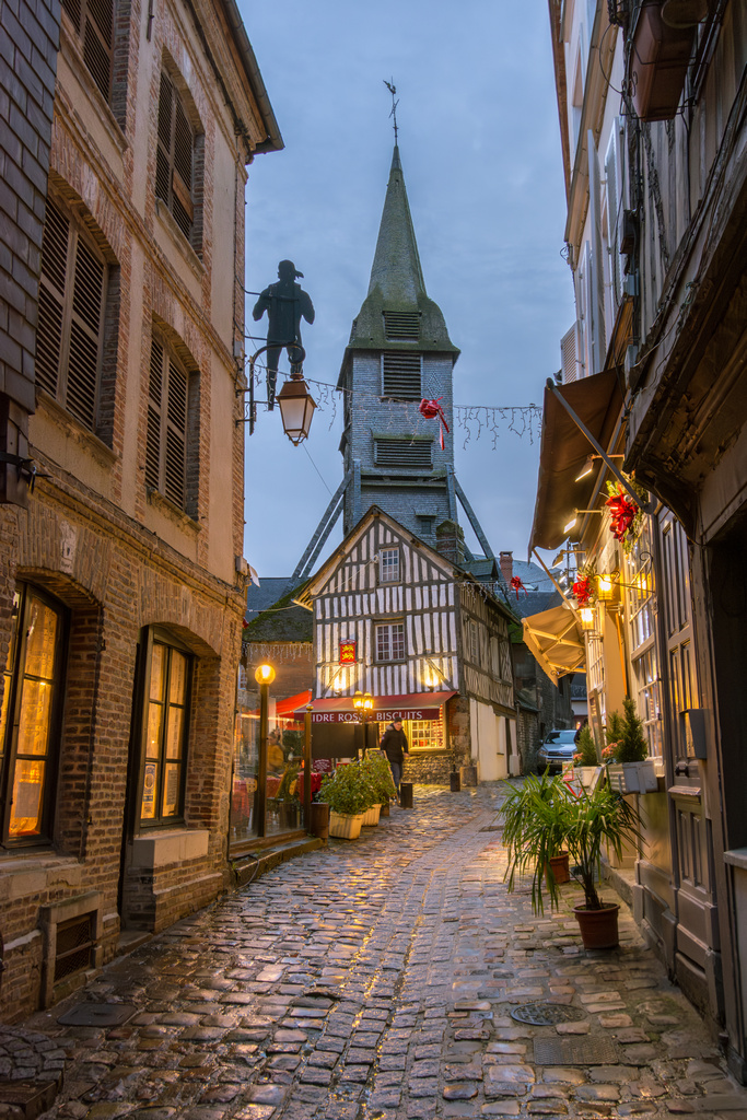 Le soir, ruelle donnant sur l'Eglise Sainte-Catherine à Honfleur en Normandie