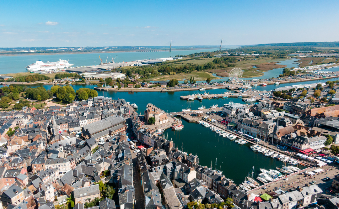 Vue aérienne de la ville de Honfleur en Normandie et de son célèbre port aussi appelé le Vieux Bassin