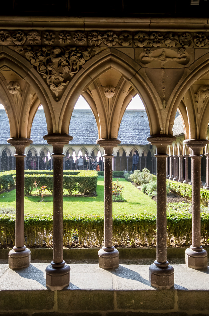 Cour intérieure d'un cloître du Mont-Saint-Michel en Normandie