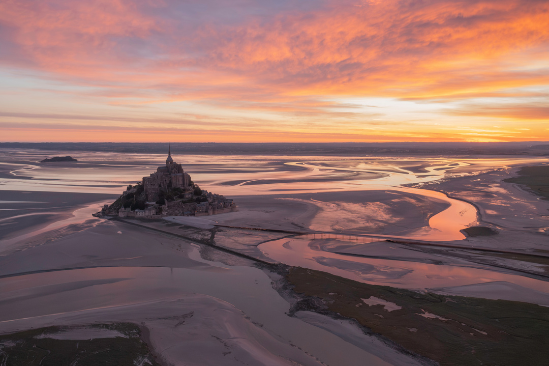 Vue aérienne panoramique sur le Mont-Saint-Michel en Normandie au lever du soleil