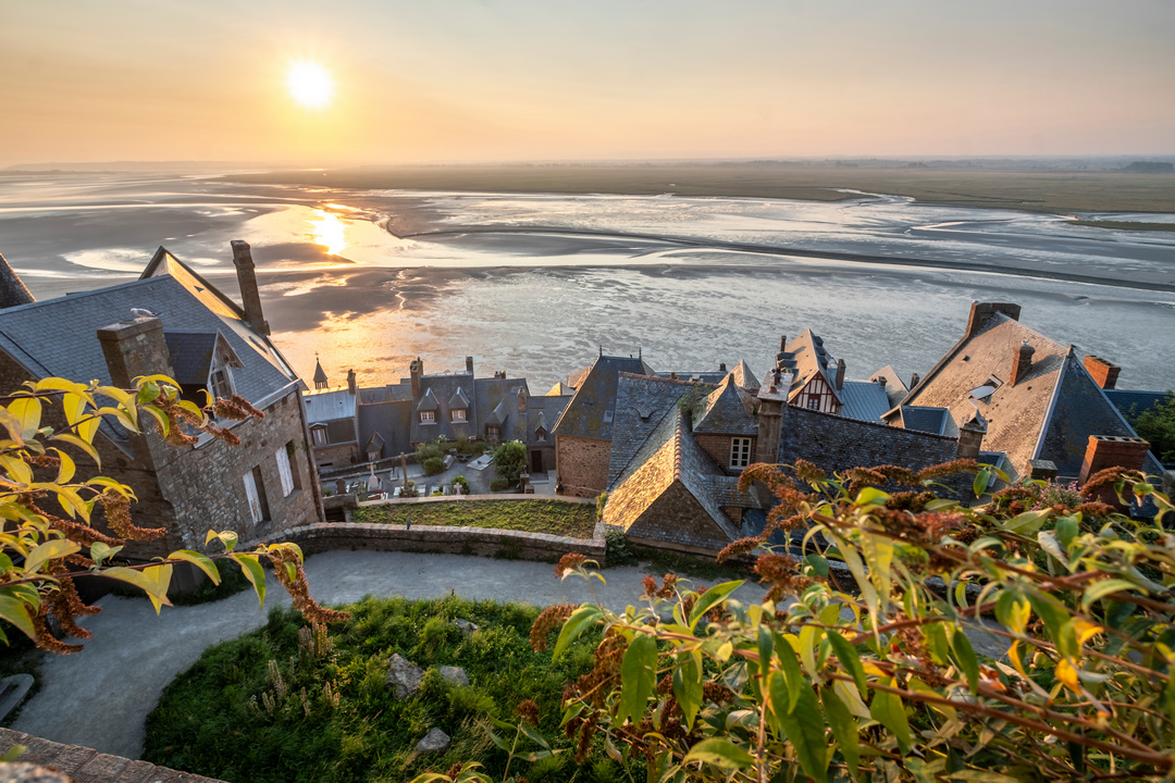 Vue panoramique sur la baie du Mont-Saint-Michel depuis l'un des rempart du Mont en Normandie