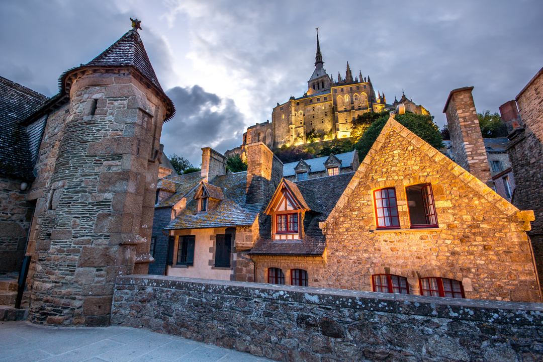 Ruelle du Mont-Saint-Michel en Normandie à la nuit tombée