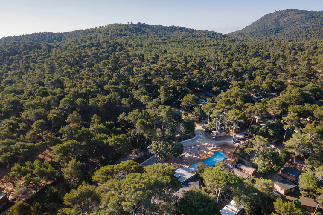 Vue aérienne du camping Huttopia Forêt de Janas