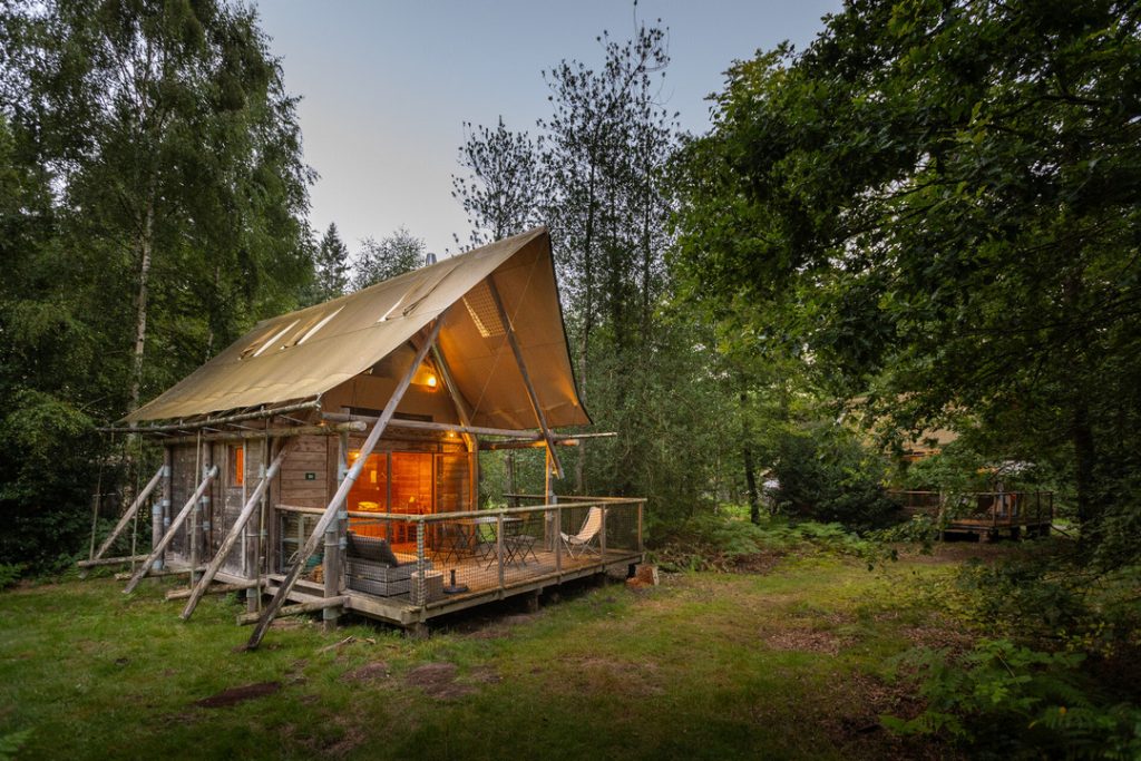 Cahutte du camping Huttopia Senonches en fin de journée d'automne
