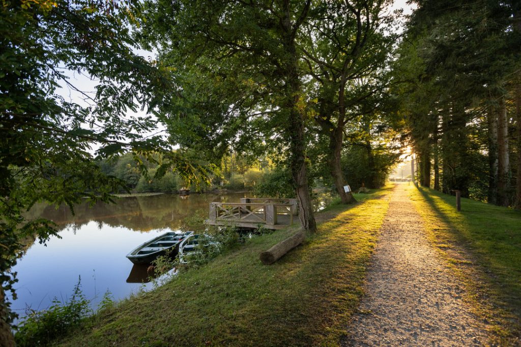 Chemin au bord de l'étang au camping Huttopia Senonches