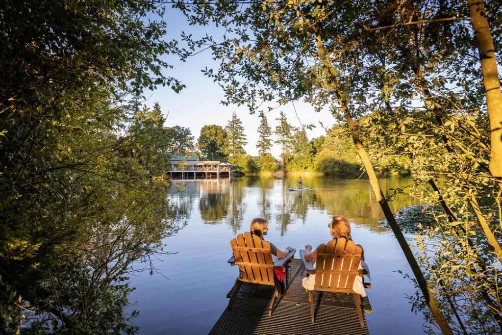 Deux personnes admirent la vue sur l'étang du camping Huttopia Senonches