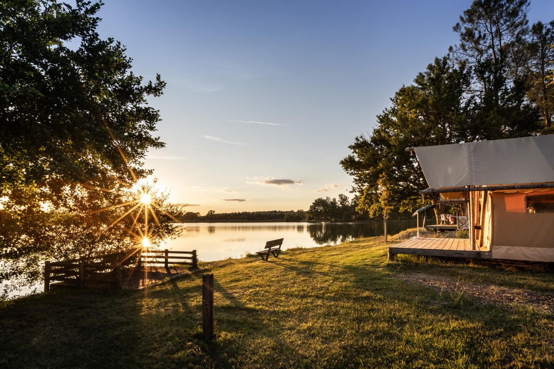 Tente au bord du lac au camping Huttopia Lac de l'Uby