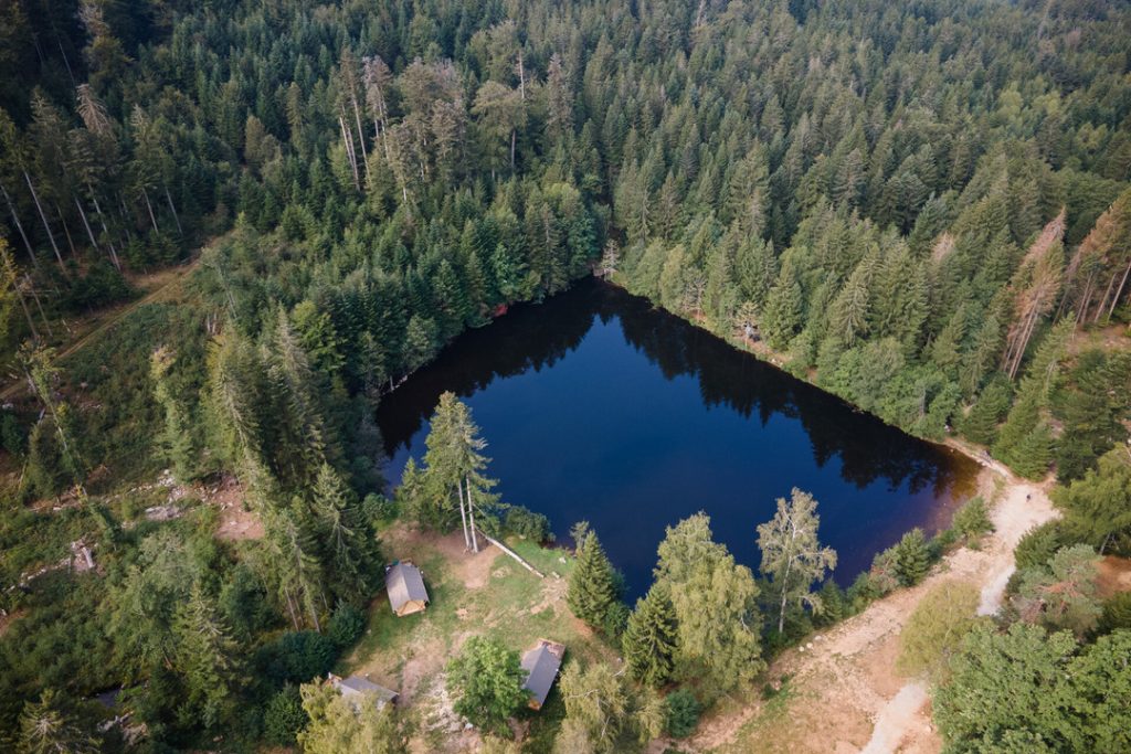 Vue aérienne sur l'étang du camping Huttopia Forêt des Vosges