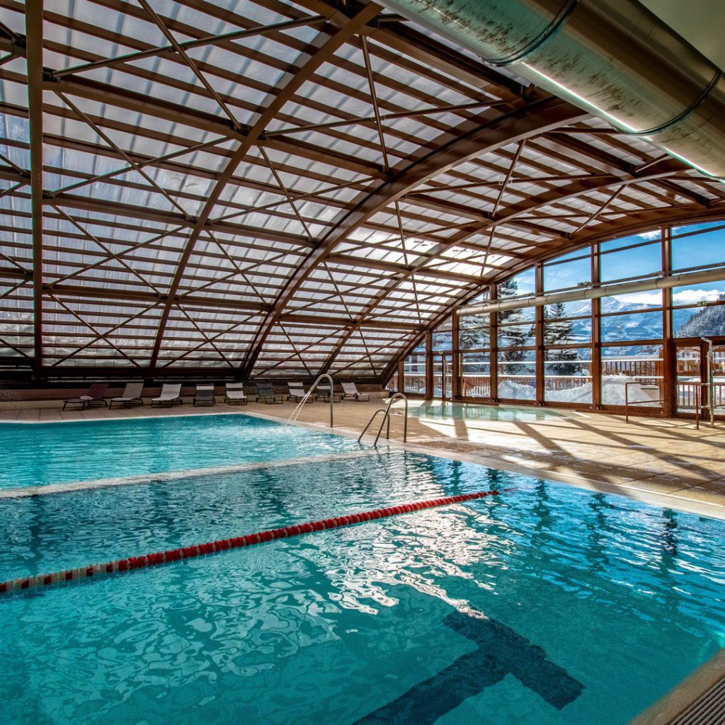 Piscine intérieure dans une station de ski à la montagne en hiver.
