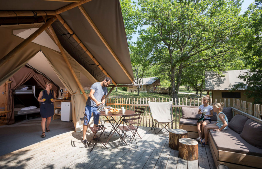 famille sur la terrasse d'un hébergement au camping huttopia dieulefit dans la drôme