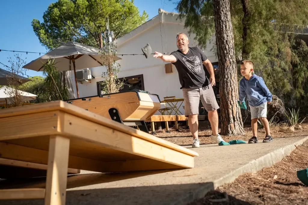 activités jeux enfants grands parents sur camping en pleine nature