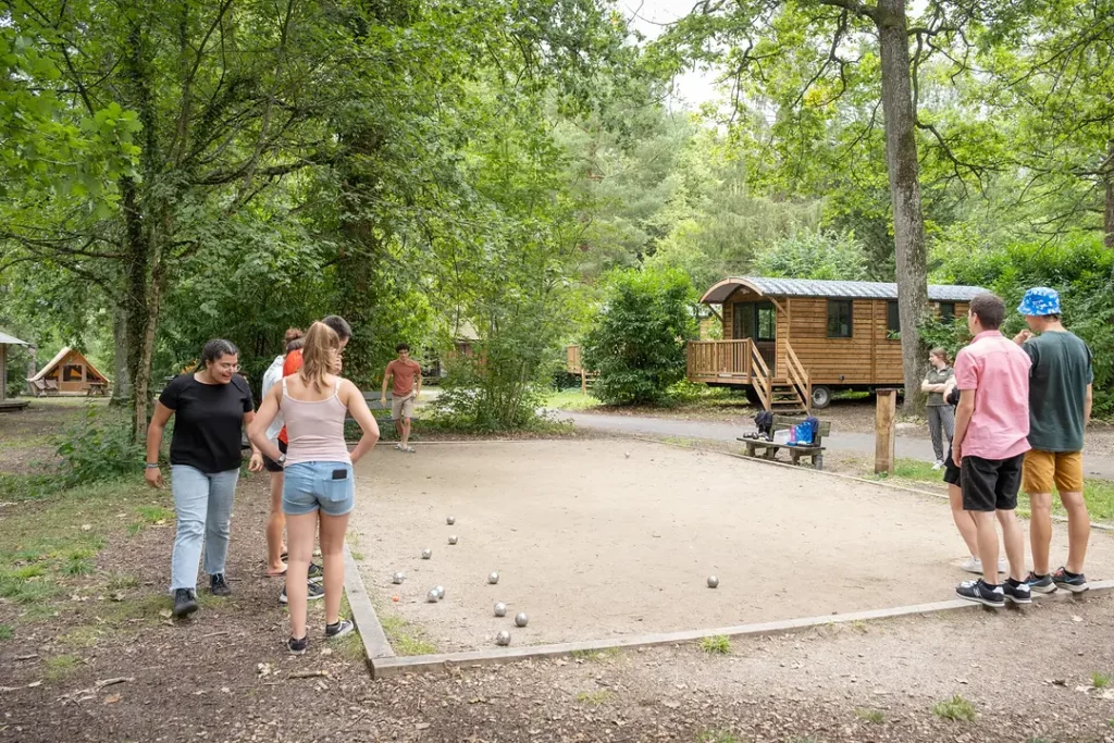 activité en camping pour cousinade, petanque