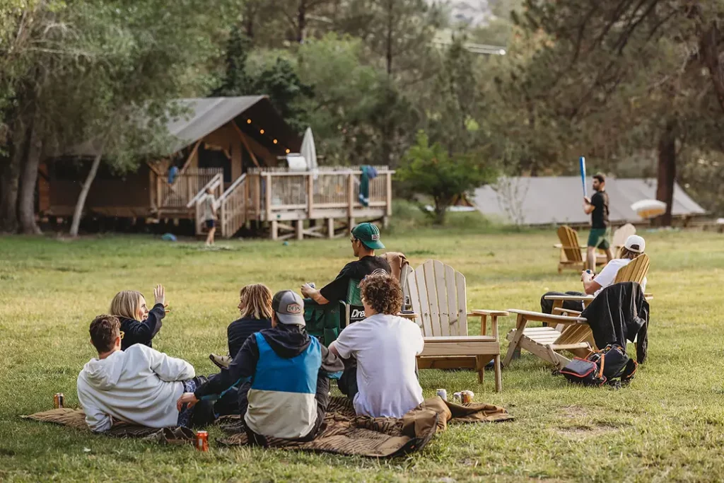 temps partagé en extérieur pendant une cousinade en camping