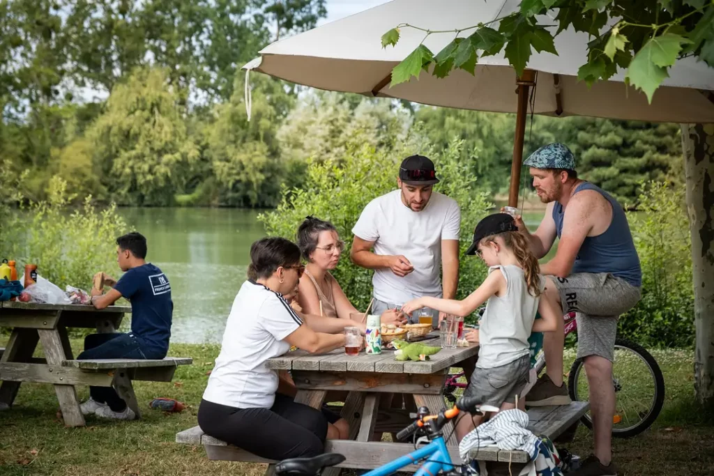 temps partagé au bord de l'eau en camping pour une cousinade