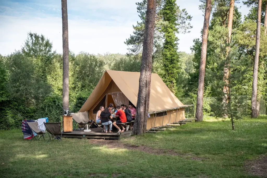 cousinade en camping sur une tente
