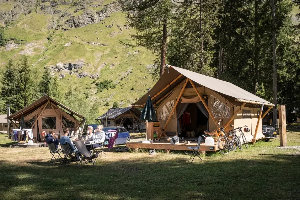 vacances en famille, enfant, parent, enfant, dans la nature en foret avec une tente