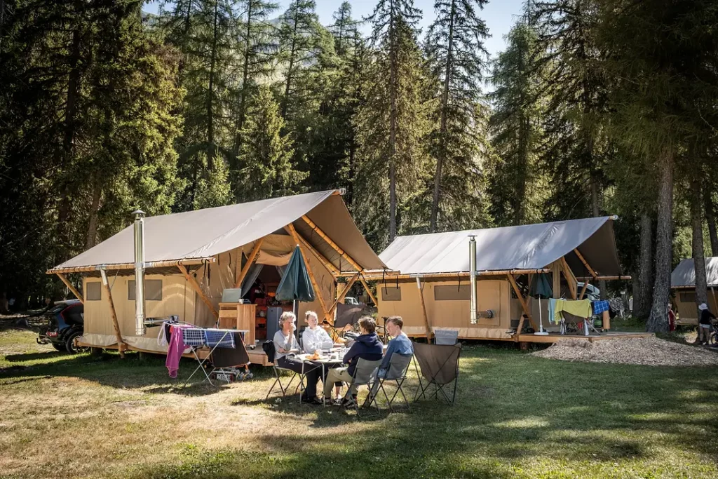 vacances en famille, enfant, parent, enfant, dans la nature en foret avec une tente